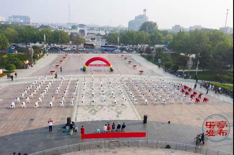 薄雾萦绕,朝霞欲出,乐亭县青春广场上人头攒动,乐声悠扬,太极拳友们